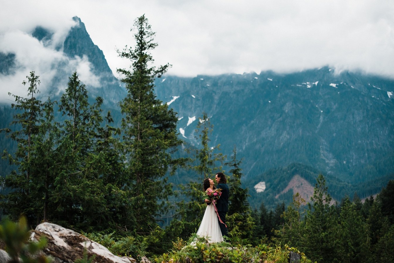 https://thefoxesphotography.com/wp-content/uploads/2018/09/Lauren_Jake_Washington_Mountain_Wedding_The_Foxes_Photography_317.jpg