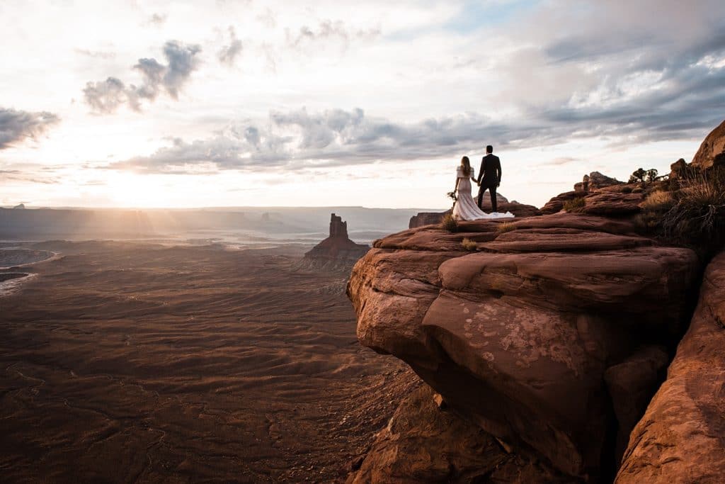 Elopement Couple standing on a cliff in Canyonlands national park
